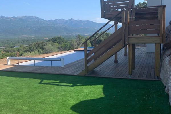 Villa neuve de 90 m² avec double terrasses, piscine et vue panoramique.