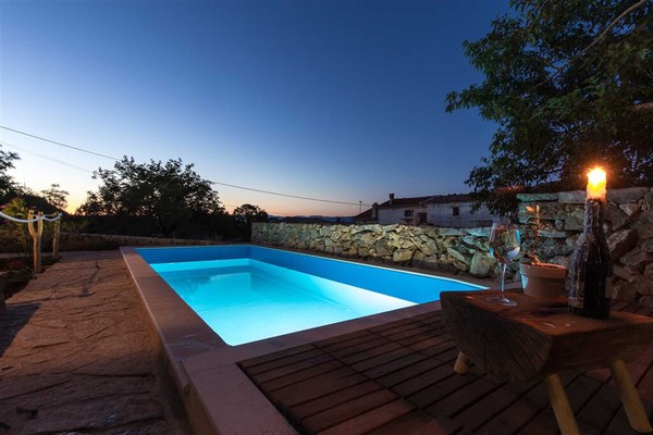 Maison de vacances rustique et de luxe à Vrh, Island Krk, Croatie  avec piscine privée pour 6 personnes