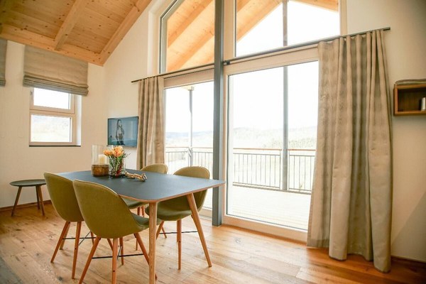 Chalet de vacances avec grand porche couvert avec mobilier de salon