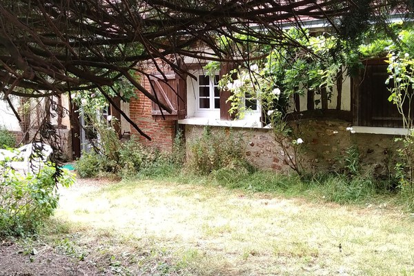 Maison ancienne rénovée, environnement champêtre.