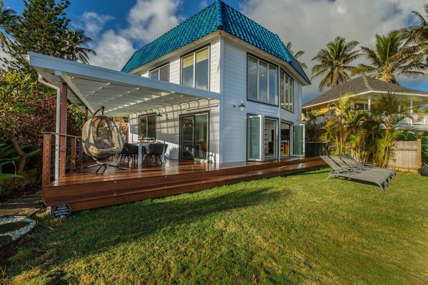 Hawaii Life Rentals Presents Bond House MODERN, BEACHFRONT 4 BDRM, A/C