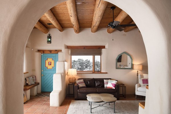 Peaceful Adobe home between Taos/TSV- Mountain Views, Hot Tub, Summer Garden