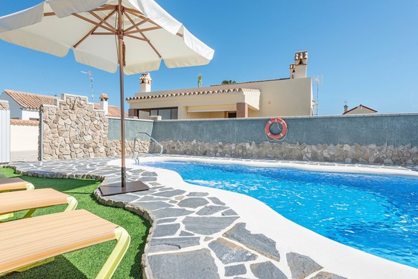 Air-Conditioned Apartment Close to the Beach with Pool, Terrace, Garden & Wi-Fi; Parking Available