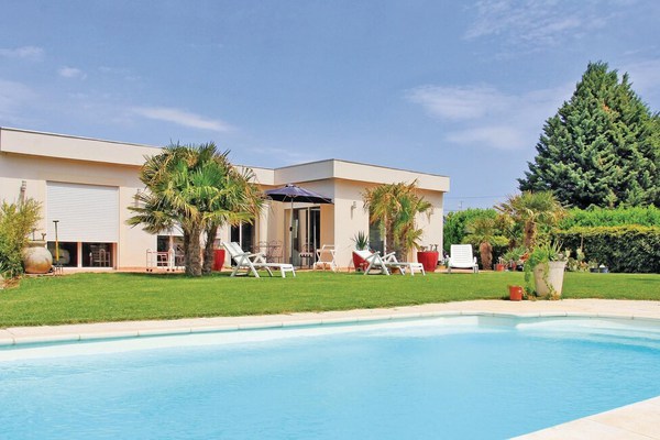 Beautiful home in Montélimar with Outdoor swimming pool, WiFi and 3 Bedrooms
