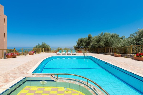 Maroulas Villa Stavros, Panoramic sea views, pool & privacy, near Rethymno town