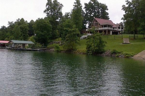 On Norris Lake-covered dock for 2 boats, 5 min from I-75, ATV trails, and more!