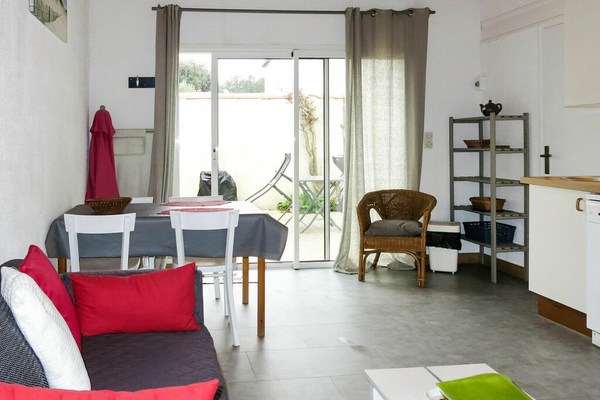 Confortable appartement pour 2 personnes avec WIFI, TV, balcon et parking