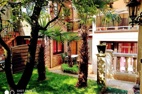 One bedroom appartement with enclosed garden and wifi at Alfortville