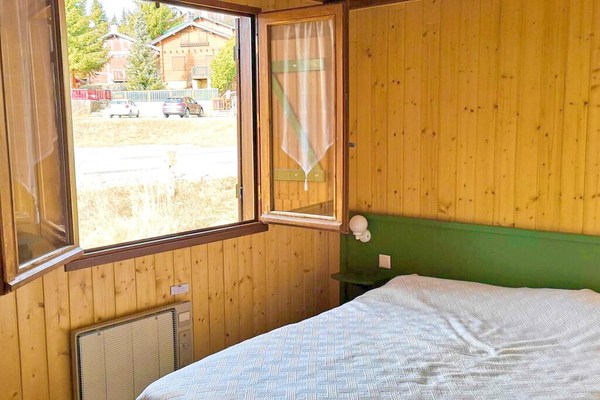 2 bedrooms chalet with enclosed garden and wifi at Bolquère