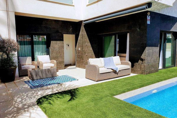 Stunning and modern 3 bed villa with private pool 
