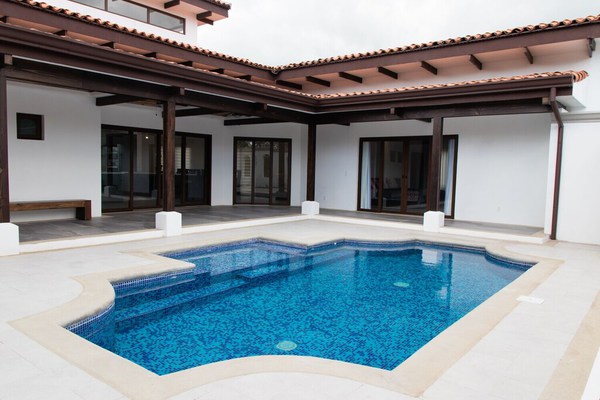 Luxury Home / Casa del Retiro / Amazing view from the pool