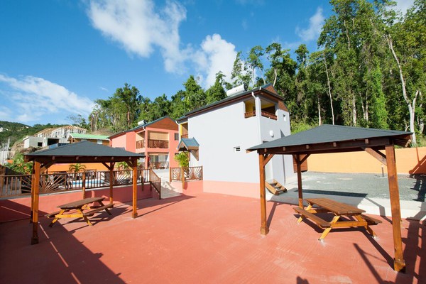 One bedroom appartement at Deshaies, 900 m away from the beach with shared pool, jacuzzi and enclosed garden