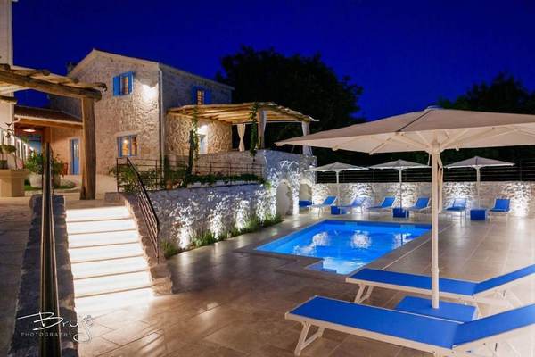 Villa en pierre unique avec piscine chauffée, grand jardin, sauna et barbecue