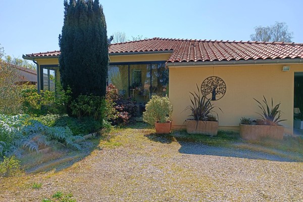 3 bedrooms house with jacuzzi, enclosed garden and wifi at Lisle-sur-Tarn