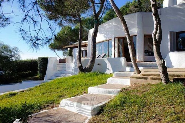 Villa for 8 people built in the classic white "Ibiza" style, uniquely located between the bays of Cala Gran and Cala D'Or, in a quiet residential area, with a fantastic sea view. The location of the villa means that the sea, shopping opportunities, restau