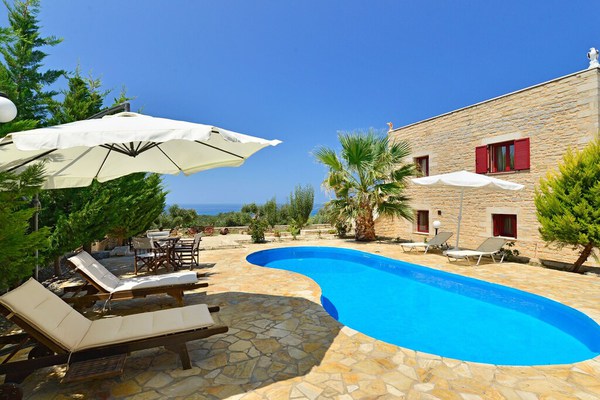 Une villa avec piscine privée et vue panoramique mer et montagne