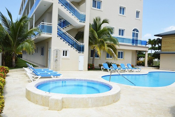 Groundfloor condo in oceanfront residence, pool, cable TV, internet, AC/fan