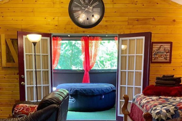 Cabin with hot tub, grill, porch, picnic table, electric fireplace, queen bed