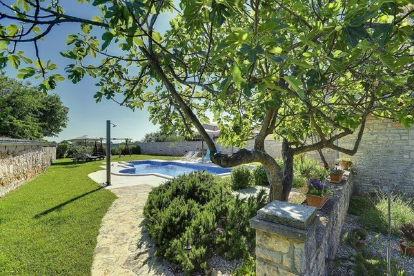 Grande villa avec piscine privée, 3 chambres, 2 salles de bains, machine à laver, air conditionné, parking, terrasse, jardin avec barbecue