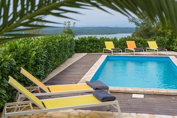 Residencia La Famiglia with heated swimming pool and beautiful Seaview