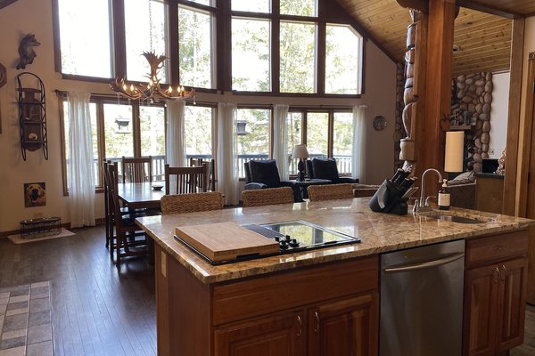 Open chalet style lodge on private lake with hot tub, kayaks