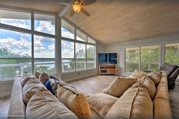 Lake Front Paradise, with Spectacular views!