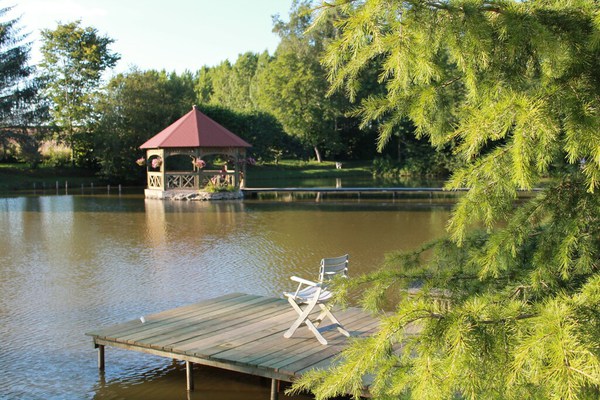 Hébergement de luxe avec piscine chauffée et lac de pêche