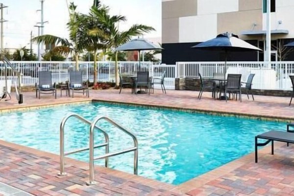 Couple's Getaway! Close to Malls, Airport, Golf, Shopping. Breakfast, Parking