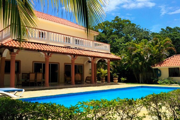 Luxury 5BD Villa Steps from Beach, private pool, gated residence, Wifi/cable TV