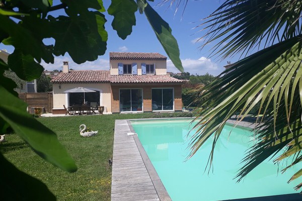 Près de Cannes, villa provencale récente au calme avec piscine sécurisée