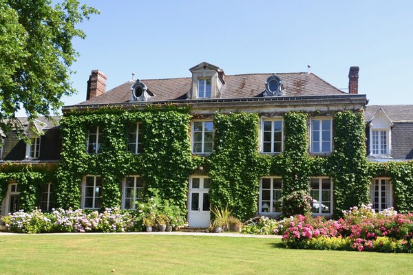 Château d'Harcelaines, Maisnieres