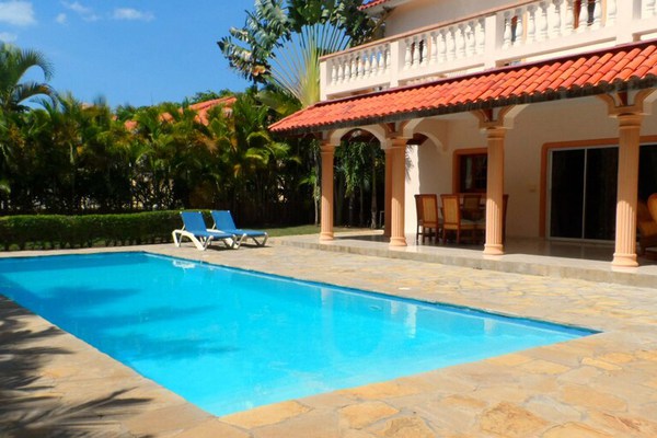 Guest-friendly 5BD villa with private pool, near beach, A/C, cable TV, internet!