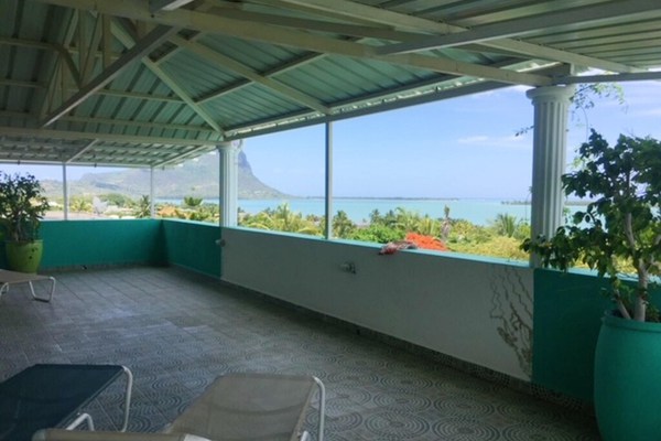 One bedroom appartement at La Gaulette, 100 m away from the beach with sea view, enclosed garden and wifi