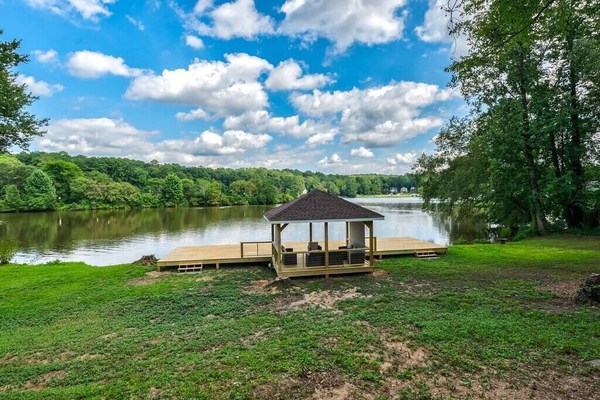 *New Listing* Sunny Deck ALL Rooms w/ Lake view