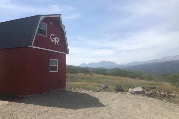 Glacier Stable - Spacious, New & Modern Vacation Rental Over Looking the Rockies