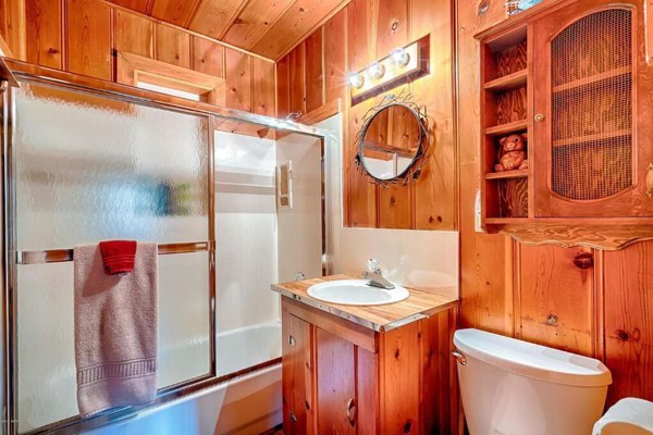 NEW!! Little Bear Cabin, a cozy getaway!