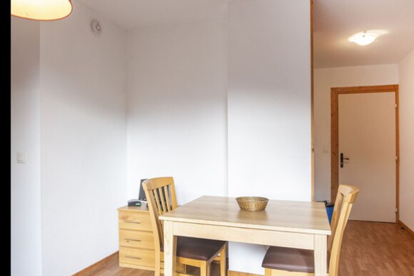 Joli studio pour 2 personnes. Salon lumineux avec deux lits simples , coin repas avec cuisine équipé