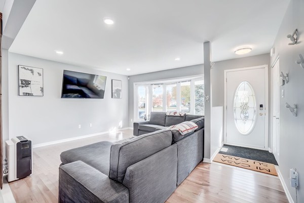Modern 3-Bedroom Home | QUIET Location | Parking Included | For 6  | DT Ottawa