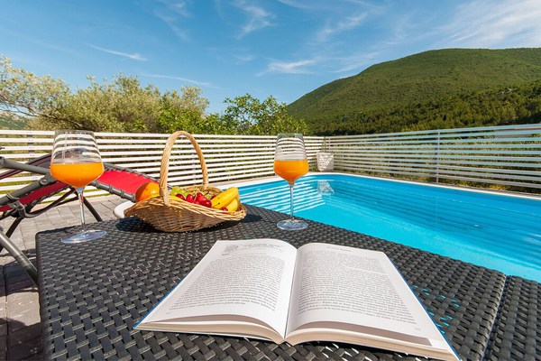 Villa avec piscine, à seulement 10 kilomètres de la ville d'Omis. 