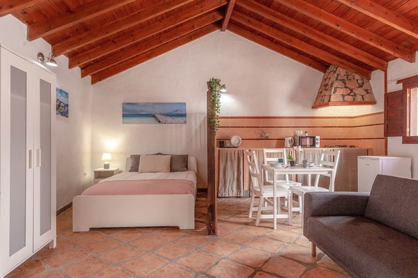 Charming Holiday Home “Casa Alonso” with Mountain View, Terrace & Wi-Fi; Parking Available