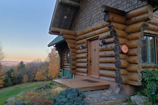 Gorgeous Log Home Available for Monthly Rental