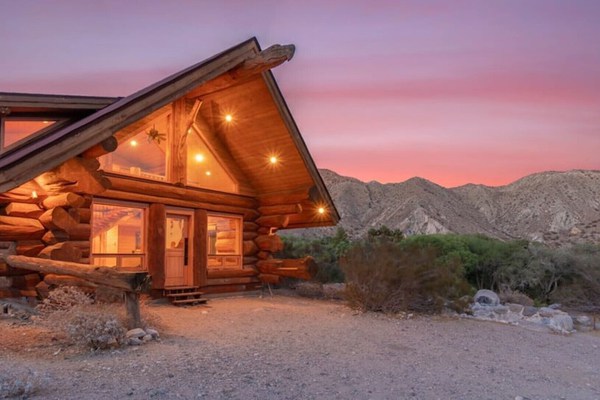 WildFlower Cabin: A Getaway in the Desert