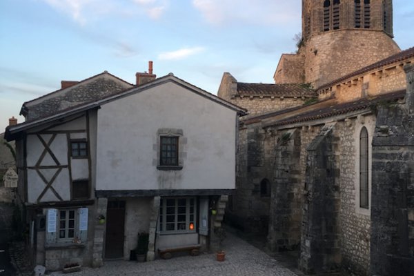 Atout coeur, maison de village à Charroux, classé plus beaux villages de France