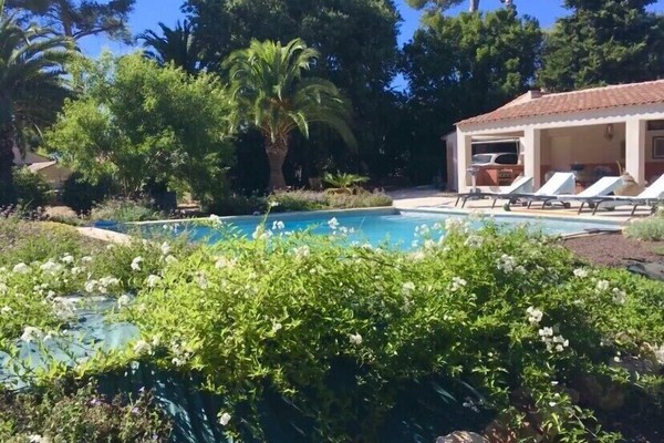 Grande villa avec piscine proche plages Côte d'Azur