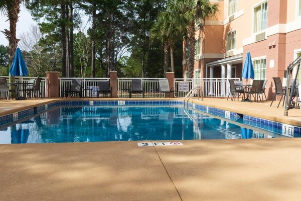 Perfect Escape! Lovely Unit, Close to Attractions, Pool, Breakfast, Parking!