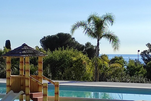 One bedroom bungalow with sea view, shared pool and furnished garden at Saint-Raphaël - 1 km away from the beach