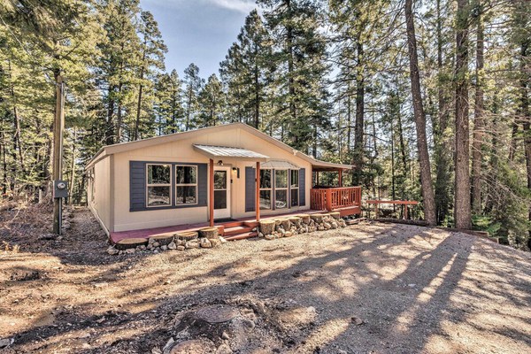NEW! Lincoln Forest Retreat w/ Fire Pit + Deck!