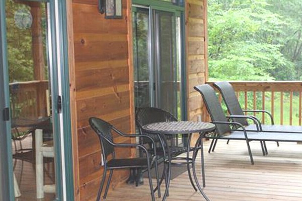Spacious Creekside Cabin-Fire Pit-Gas Grill with Amazing Rates ***New Listing