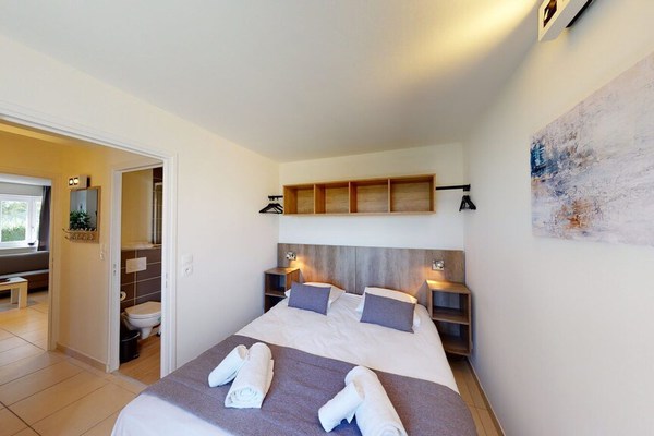 Cet appartement comporte une chambre avec lit 2 places et un coin couchage avec lit superposé.