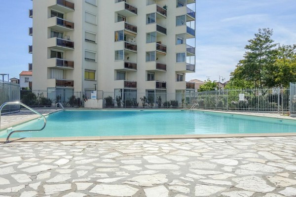 Agréable appartement pour 4 personnes avec piscine, WIFI, TV, balcon et parking